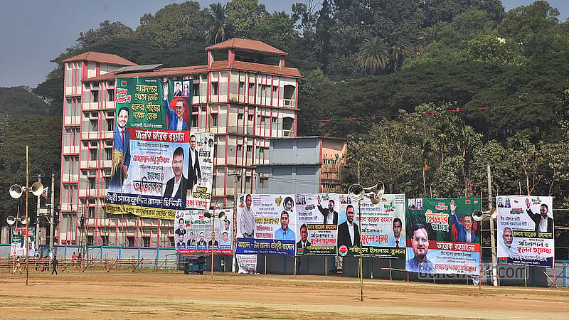 প্রায় ২০ বছর পর তারেক রহমানের চট্টগ্রাম আগমন উপলক্ষে নগরীর পলোগ্রাউন্ড মাঠে লাগানো হয়েছে ফেস্টুন, ব্যানার আর বিলবোর্ড। ছবি: সুমন বাবু