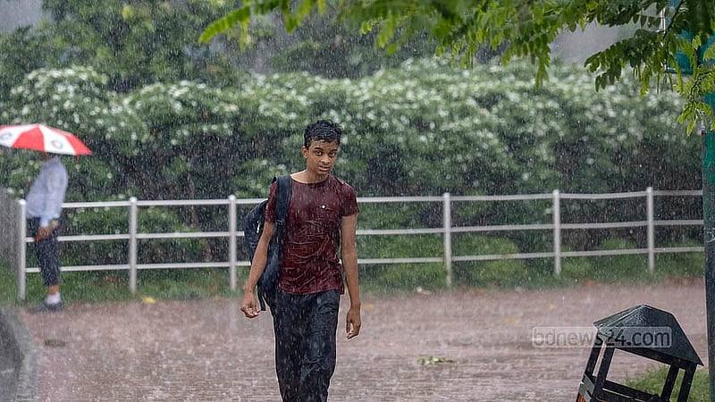 ভ্যাপসা গরমের মধ্যে বুধবার সকালে বৃষ্টি নামলে হাতিরঝিলে অনেককে আনন্দে ভিজতে দেখা যায়। ছবি: মাহমুদ জামান অভি