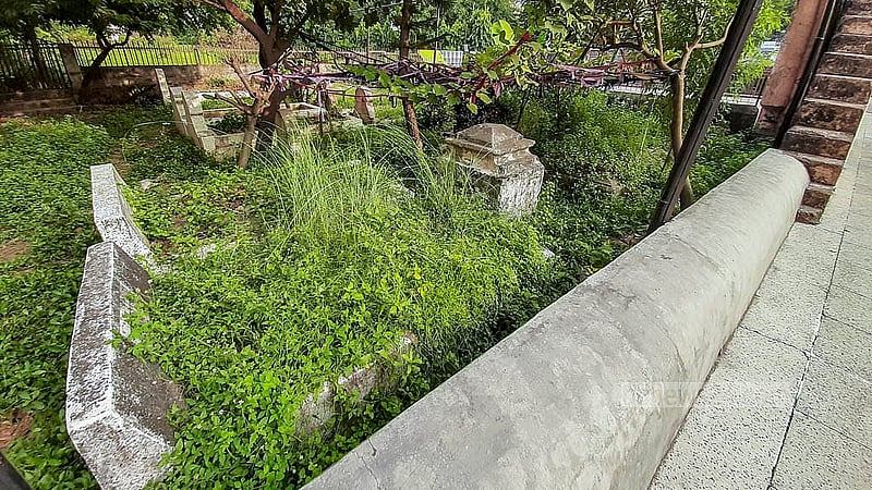 ঢাকার মোহাম্মদপুরে সাত গম্বুজ মসজিদের উত্তর পূর্বকোণে রয়েছে ছোট একটি কবরস্থান। ছবি: আব্দুল্লাহ আল মমীন