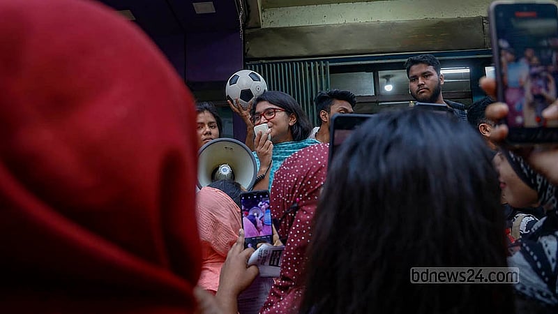 ঢাকার সিপাহীবাগ টেম্পো স্ট্যান্ড সোমবার ভোটারদের আশ্বাস আর প্রতিশ্রুতি দিয়ে ভোট চেয়েছেন ঢাকা-৯ আসনের স্বতন্ত্র প্রার্থী তাসনিম জারা। নির্বাচনে জয় পেলে কী করবেন, সেই ভাবনাও ভোটারদের কাছে তুলে ধরেছেন