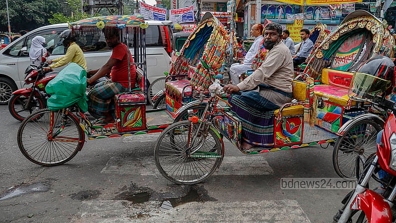 রাজধানীর অনেক স্থানের প্রধান সড়ক কিংবা ব্যস্ত সড়কের মোড়ের বড় অংশ দখল করে যাত্রী নেওয়ার জন্য দাঁড়িয়ে থাকতে দেখা যায় ব্যাটারিচালিত রিকশাচালকদের। ছবি: মাহমুদ জামান অভি
