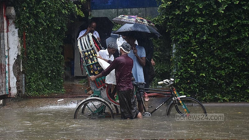 চট্টগ্রাম নগরীতে সোমবার সকালে টানা ৩ ঘণ্টা বৃষ্টির পর কাপাসগোলা এলাকায় দেখা দেয় জলাবদ্ধতা, তাতে দুর্ভোগে পড়তে হয় নগরবাসীকে। ছবি: সুমন বাবু