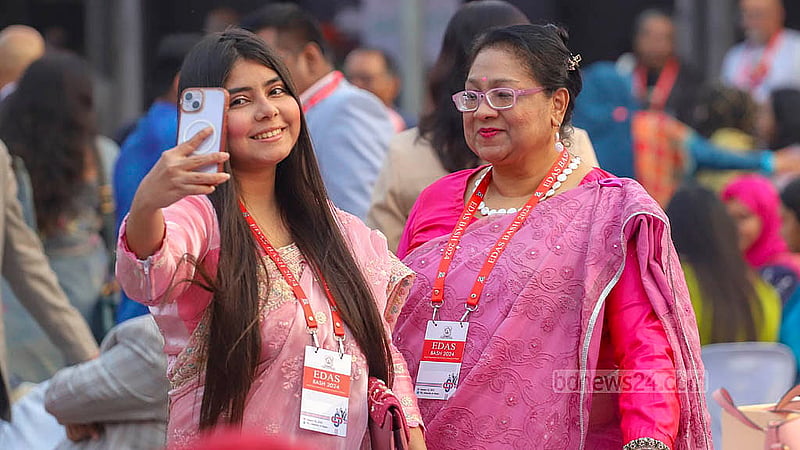 কেউ ক্যাম্পাস ছেড়েছেন সত্তর কিংবা আশির দশকে, কেউ আবার দুই-তিন বছর আগে। কারো মুখের বলিরেখায় বয়সের ভার; কেউ এখনও তরুণ তুর্কি। ঢাবির টিএসসিতে ইংরেজি বিভাগের সাবেক শিক্ষার্থীদের পুনর্মিলনে এসে সবাই যেন একাকার