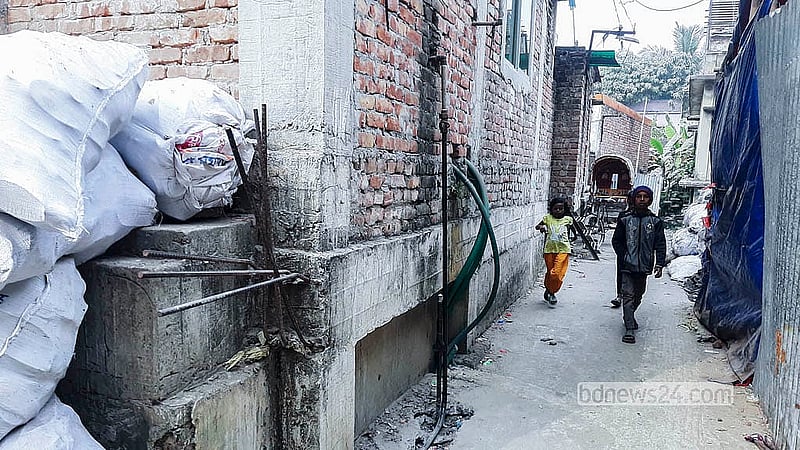 ঢাকার মুরাদপুর এলাকায় নাসিরউদ্দিন রোডে নতুন করে টানা হয়েছে গ্যাসের সংযোগ। আবাসিকে নতুন সংযোগ বন্ধ থাকলেও অনেকে অবৈধভাবে এ সংযোগ নিচ্ছেন