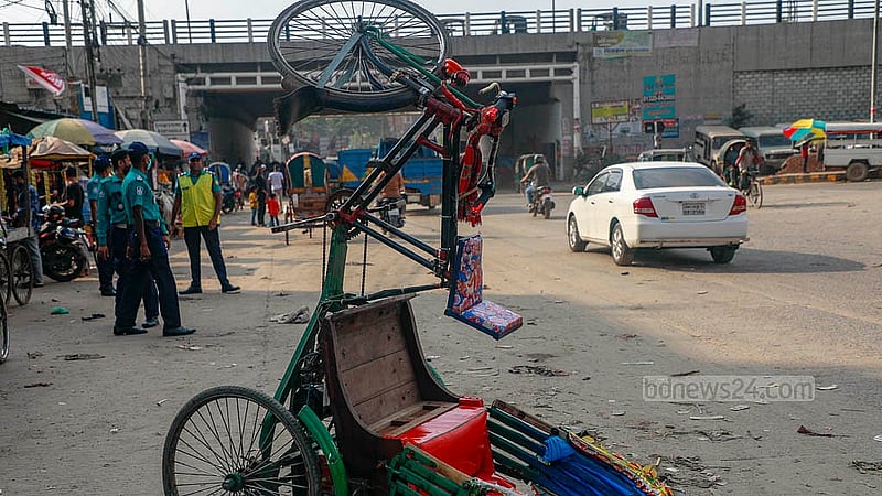 ঢাকার পোস্তগোলা এলাকায় বৃহস্পতিবার দুপুরে ব্যাটারির রিকশা জব্দ করে সড়কের পাশে উল্টিয়ে রাখে পুলিশ। ছবি: মাহমুদ জামান অভি
