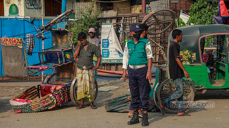 ঢাকার পোস্তগোলা এলাকায় বৃহস্পতিবার দুপুরে ব্যাটারির রিকশা জব্দ করে সড়কের পাশে উল্টিয়ে রাখে পুলিশ। ছবি: মাহমুদ জামান অভি