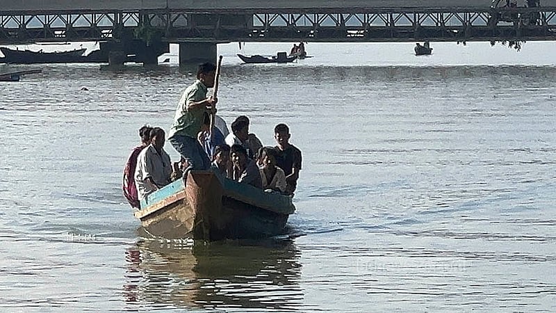 যাতায়াত সুবিধার কারণে খাগড়াছড়ির মহালছড়ির হাটে রাঙামাটি নানিয়াচরের বিভিন্ন গ্রামের মানুষও আসেন। নৌকা নিয়ে তারা হাটে এসে কেনাকাটা সেরে আবার চলে যান। ছবি: সমির মল্লিক