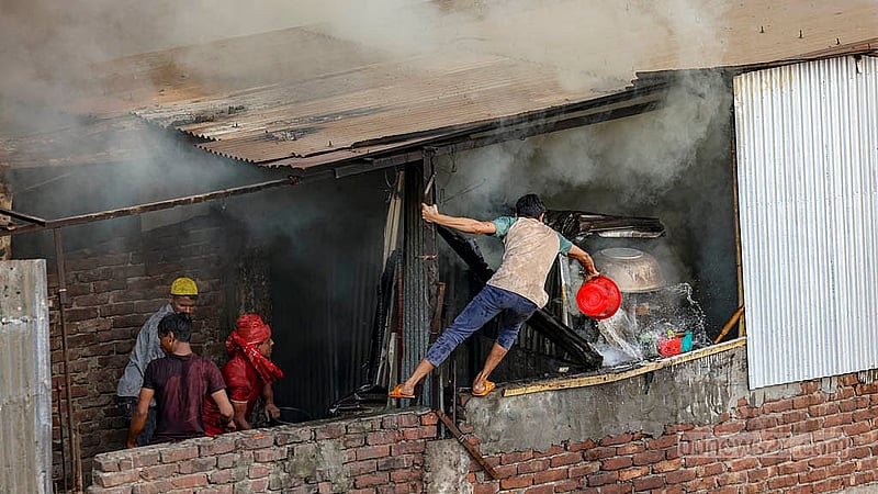 ইসলামবাগের চেয়ারম্যানঘাট এলাকায় প্লাস্টিকের গুদামের আগুন নেভানোর চেষ্টায় হাত মেলান স্থানীয়রাও।