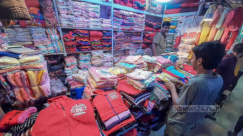 ঢাকার সদরঘাট এলাকার পাইকারি মার্কেটের একটি দোকানে সাজিয়ে রাখা হয়েছে শীতের পোশাক। ছবি: আব্দুল্লাহ আল মমীন