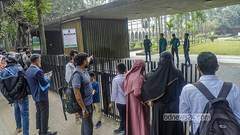 জাতীয় কবি কাজী নজরুল ইসলামের সমাধির পাশে সমাহিত ইনকিলাব মঞ্চের আহ্বায়ক শরীফ ওসমান হাদির কবর একপলক দেখার জন্য মানুষের ভিড়