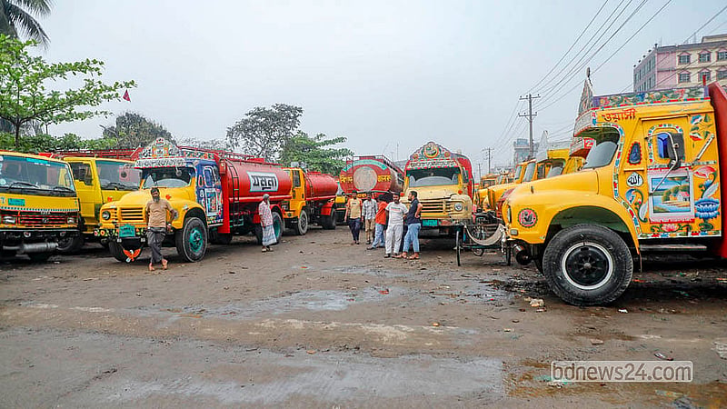নারায়ণগঞ্জের ফতুল্লায় যমুনা ডিপোতে তেল মিললেও চাহিদা অনুযায়ী না পাওয়ার কথা বলেছেন অনেক লরি চালক