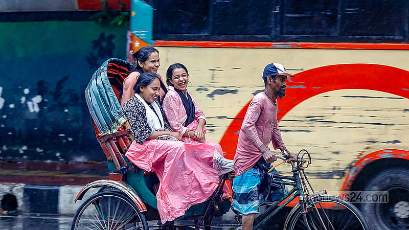 রাজধানীতে বৃহস্পতিবার টানা বৃষ্টিতে মানুষ বিপাকে পড়লেও অনেকে সেটিকে উপভোগ করেন। ঢাকা বিশ্ববিদ্যালয় এলাকায় বৃষ্টিতে ভেজেন কেউ কেউ। ছবি: মাহমুদ জামান অভি