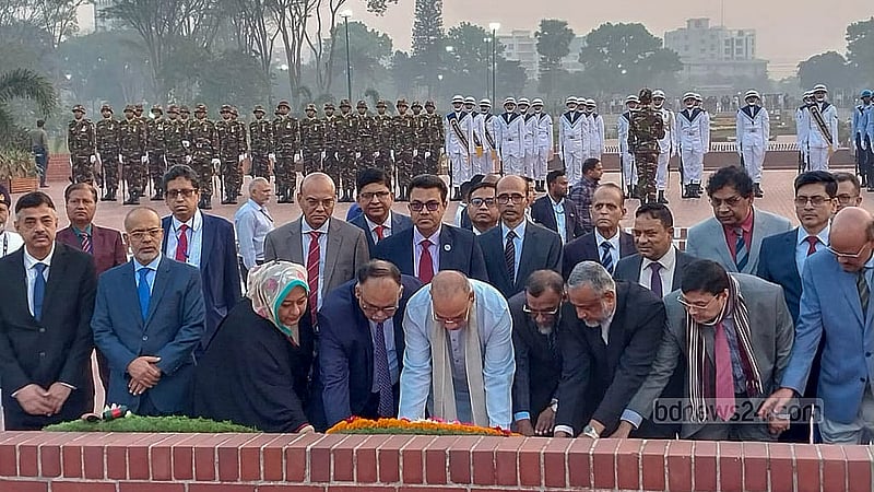 স্বাধীনতা দিবসের সকালে বুধবার সাভারে জাতীয় স্মৃতিসৌধে শ্রদ্ধা নিবেদন করেন প্রধান বিচারপতি সৈয়দ রেফাত আহমেদ।