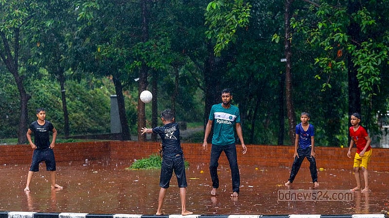 হাতিরঝিল এলাকায় বুধবার সকালের ঝুম বৃষ্টিতে ফুটবল খেলায় মেতেছে শিশুরা। ছবি: মাহমুদ জামান অভি