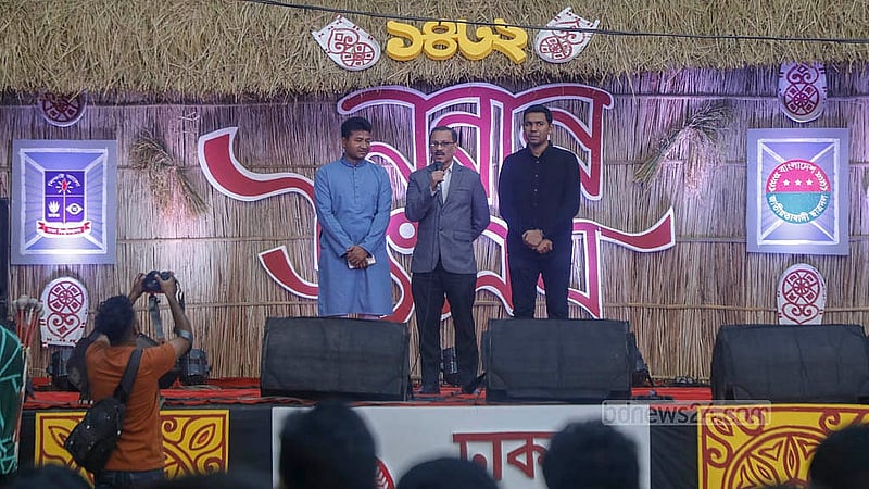 টিএসসির পায়রা চত্বরে নবান্ন উৎসবে কথা বলেন ঢাকা বিশ্ববিদ্যালয়ের রেজিস্ট্রার মুনসী শামস উদ্দিন আহম্মদ