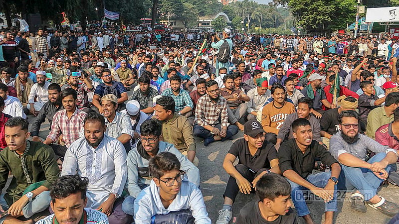 শেখ হাসিনার মানবতাবিরোধী অপরাধের মামলায় রায়ের তারিখ ঘোষণার দিন ঢাকা বিশ্ববিদ্যালয় এলাকায় অবস্থান নেন ইসলামী ছাত্রশিবিরের নেতাকর্মীরা। রাজু ভাস্কর্যের সামনে সমাবেশ করে তারা ছোট ছোট দলে ভাগ হয়ে যান
