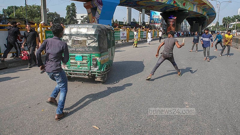 ঢাকার মহাখালীতে বৃহস্পতিবার সড়ক অবরোধ করে ব্যাটারির রিকশাচালকরা, যানবাহনেও ভাঙচুর চালান তারা। ছবি: আব্দুল্লাহ আল মমীন