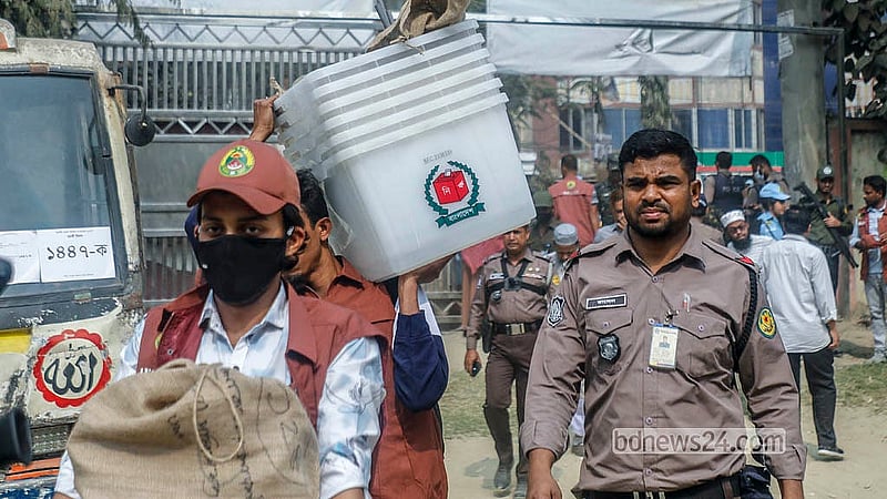 ঢাকার দোলাইর পাড় নির্বাচন অফিসারের কার্যালয় থেকে বুধবার ভোটের সামগ্রী ঢাকা-৫ আসনের বিভিন্ন কেন্দ্রে নেওয়া হয় আনসার ও পুলিশের প্রহরায়