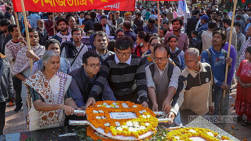 শহীদ বুদ্ধিজীবী দিবসে মিরপুরে বুদ্ধিজীবী স্মৃতিসৌধে ফুল দিয়ে শ্রদ্ধা জানায় বিভিন্ন সংগঠন।