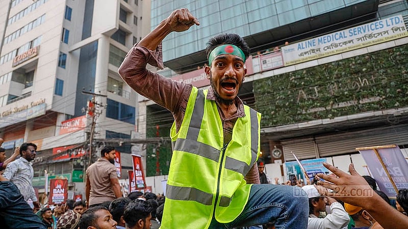 ঢাকার উত্তর বাড্ডায় হোসেন মার্কেটের সামনের সড়ক থেকে বুধবার বিকালে পুলিশের দেওয়া ব্যারিকডে সরিয়ে শ্লোগান দেন জুলাই ঐক্যের নেতাকর্মীরা। ছবি: মাহমুদ জামান অভি
