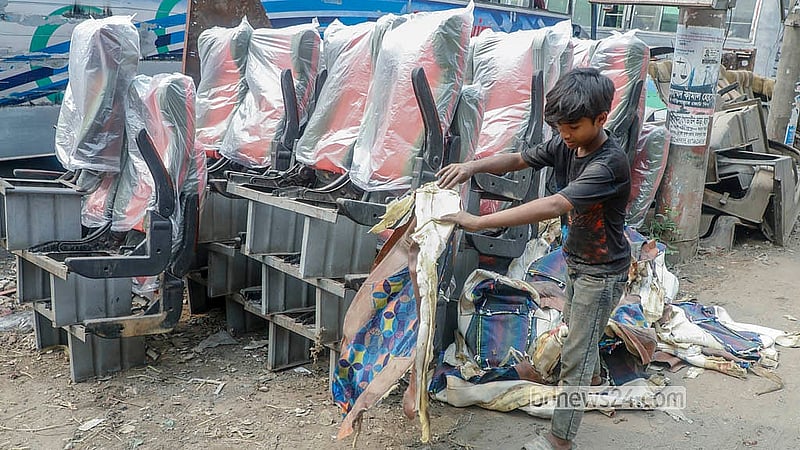 বাসের পুরনো সিট কভার খোলা হচ্ছে ধোয়ার জন্য। যাত্রাবাড়ীর সামাদ নগর এলাকায় তোলা