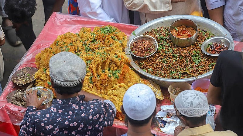 ইফতারের ‘বৈচিত্রময়’ আয়োজন। রোববার পুরান ঢাকার চকবাজারে। ছবি: আব্দুল্লাহ আল মমীন