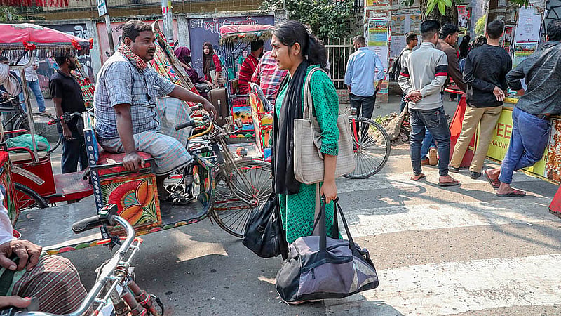 জরুরি জিনিসপত্র ব্যাগে ভরে রোববার সকাল থেকে হল ছাড়তে শুরু করেন ঢাকা বিশ্ববিদ্যালয়ের শিক্ষার্থীরা। ভূমিকম্প নিয়ে আতঙ্ক তৈরি হওয়ার পর হল সংস্কারের লক্ষ্যে ১৫ দিনের ছুটি ঘোষণা করে বিশ্ববিদ্যালয় প্রশাসন। ছবি: মাহমুদ জামান অভি