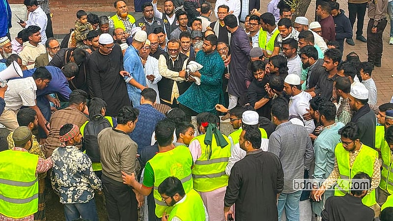 ঢাকা বিশ্ববিদ্যালয়ের কেন্দ্রীয় মসজিদের পাশে ইনকিলাব মঞ্চের আহ্ববায়ক শরীফ ওসমান হাদিকে শনিবার সমাহিত করা হয়। ছবি: আরাফাতুল ইসলাম নাঈম