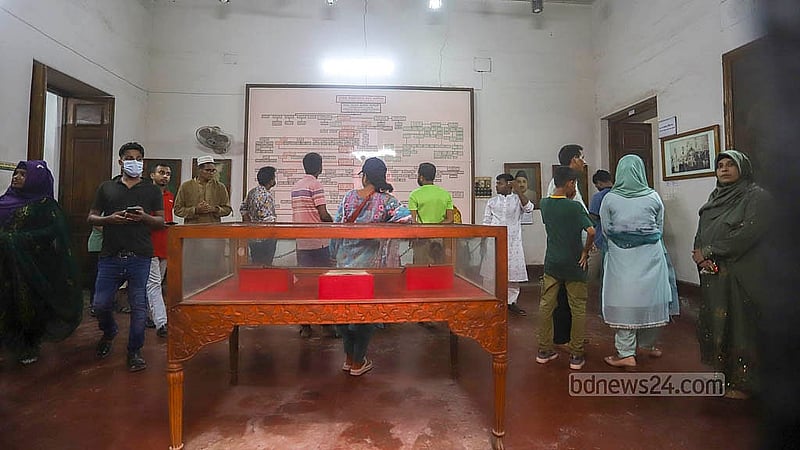 পুরান ঢাকার ঐতিহাসিক আহসান মঞ্জিল জাদুঘর ঘুরে দেখছে দর্শনার্থীরা।  ছবি: আব্দুল্লাহ আল মমীন