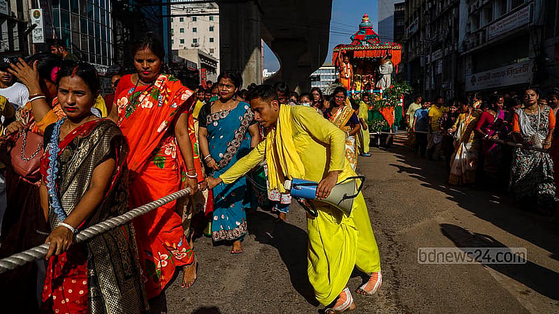 আন্তর্জাতিক কৃষ্ণ ভাবনামৃত সংঘের (ইসকন) স্বামীবাগ আশ্রম থেকে শুক্রবার বিকালে বের হওয়া সুভদ্রার রথটি টেনে নিয়ে যান নারীরা। ছবি: মাহমুদ জামান অভি