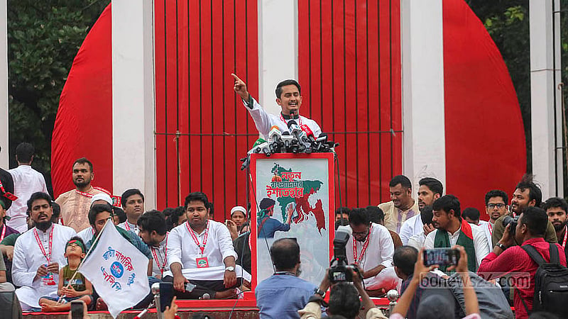 কেন্দ্রীয় শহীদ মিনার প্রাঙ্গণে রোববার জাতীয় নাগরিক পার্টির (এনসিপি) সমাবেশে বক্তব্য রাখেন দলের মুখ্য সংগঠক (উত্তরাঞ্চল) সারজিস আলম।। ছবি: আব্দুল্লাহ আল মমীন
