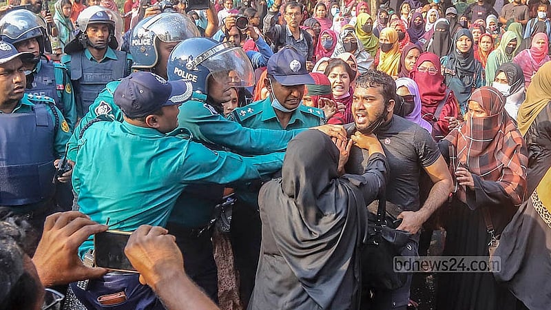 সরকারি প্রাথমিক বিদ্যালয়ে সহকারী শিক্ষক পদে নিয়োগ বাতিল হওয়া প্রার্থীদের সচিবালয়মুখী পদযাত্রা শিক্ষা ভবনের সামনে আটকে দেওয়া হয়। সেখান থেকে আন্দোলনকারী কয়েকজনকে আটক করে পুলিশ। ছবি: আব্দুল্লাহ আল মমীন