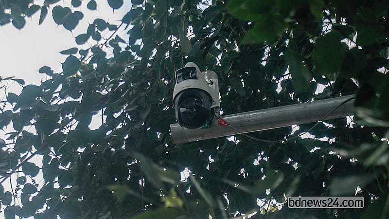 রাজধানীর কারওয়ানবাজারে সড়কে বসেছে দুটি এআই ক্যামেরা।  ছবি: আব্দুল্লাহ আল মমীন