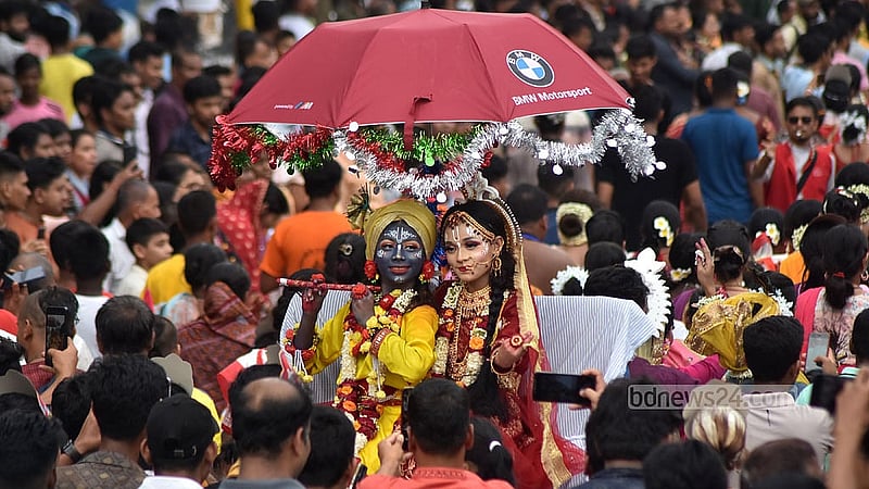 চট্টগ্রামের প্রবর্তক এলাকা থেকে রোববার সনাতন ধর্মাবলম্বীরা শ্রী শ্রী জগন্নাথ দেবের রথযাত্রা বের করে শহরের বিভিন্ন এলাকা প্রদক্ষিণ করেন। ছবি: সুমন বাবু