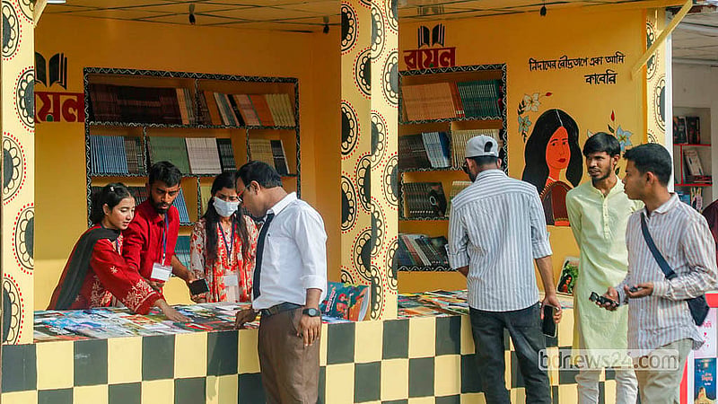 সোহরাওয়ার্দী উদ্যানে একুশে বইমেলায় প্রস্তুত বিভিন্ন স্টল