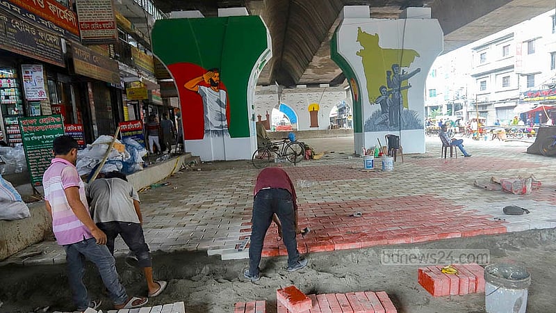 জয়কালী মন্দির এলাকায় যাত্রাবাড়ী-গুলিস্তান ফ্লাইওভারের নিচের অংশ দখলমুক্ত করে তৈরি করা হচ্ছে গাড়ি পার্কিং ব্যাবস্থা।  ছবি: আব্দুল্লাহ আল মমীন