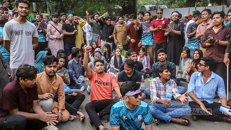 রাজধানীর কাকরাইলের মসজিদ মোড়ে শুক্রবার সকাল থেকে অবস্থান কর্মসূচিতে বসেন জগন্নাথ বিশ্ববিদ্যালয়ের শিক্ষার্থীরা। মাঝেমধ্যে ছোট ছোট দলে ভাগ হয়ে দাবি আদায়ের স্লোগান দেন তারা। ছবি: আব্দুল্লাহ আল মমীন