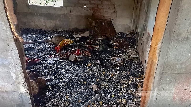 এক বিএনপি নেতা খুনের ঘটনায় যশোরের অভয়নগরের মশিহাটীর বাড়েদা পাড়ায় মতুয়া সম্প্রদায়ের বাড়িঘর আগুন দিয়ে পুড়িয়ে দেওয়া হয়েছে। গ্রামটিতে নৃশংসতার চিহ্ন বহন করছে পোড়া ঘরগুলো।