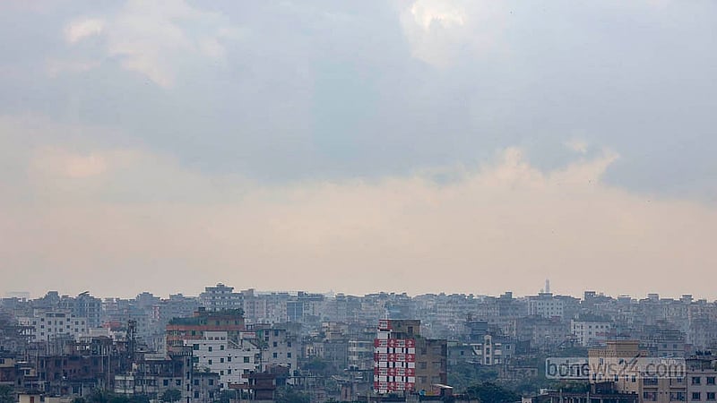 ঢাকার ডেমরার কোনাবাড়ি এলাকায় রয়েছে বেশ কিছু রি-রোলিং মিল, দিনভর এসব কারখানা থেকে বেরোয় কালো ও সাদা ধোঁয়া। ছবি: মাহমুদ জামান অভি