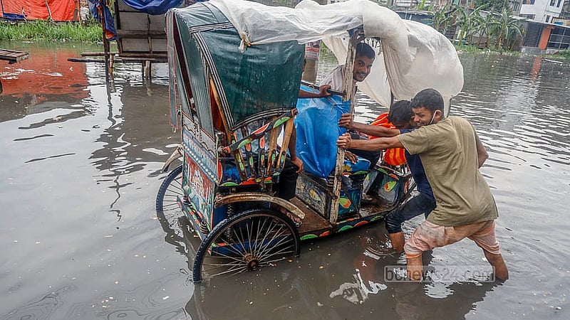 রাজধানীর শনির আখড়ায় জিয়া সরণি সড়কে জলবদ্ধতার কারণে স্থানীয়দের চলাচলে দুর্ভোগ পোহাতে হয়েছে