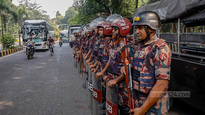 ঢাকার ইন্টারকন্টিনেন্টাল হোটেলের সামনে বুধবার দুপুরে নিরাপত্তায় দেখা যায় বিজিবি সদস্যদের। কার্যক্রম নিষিদ্ধ আওয়ামী লীগের বৃহস্পতিবারের ‘ঢাকা লকডাউন’ কর্মসূচির আগের দিন শহরজুড়ে নিরাপত্তা জোরদার করা হয়