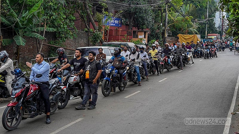 রাজধানীর নিকুঞ্জ এলাকায় তেলের অপেক্ষায় সারিবদ্ধ মোটরসাইকেল। ছবি: তানজিনুর রহমান ভূইয়া