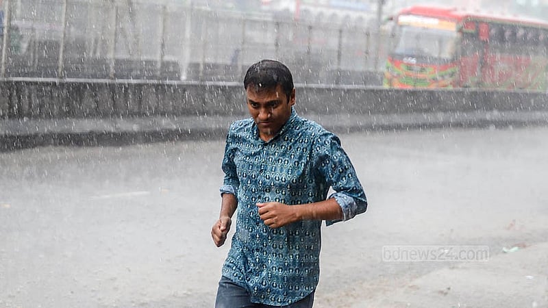 রাজধানীতে শনিবার দুপুরে হঠাৎ বৃষ্টিতে বিপাকে পড়েন নগরবাসী। যাত্রাবাড়ীর কুতুবখালী এলাকা থেকে তোলা। ছবি: আব্দুল্লাহ আল মমীন