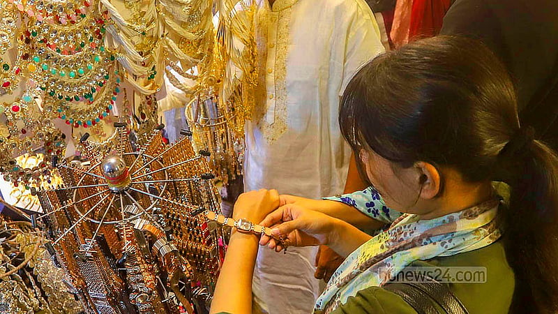 ঈদের কেনাকাটার তালিকায় রয়েছে ঘড়িও। শনিবার রাজধানীর চাঁদনী চক মার্কেট থেকে তোলা। ছবি: আব্দুল্লাহ আল মমীন