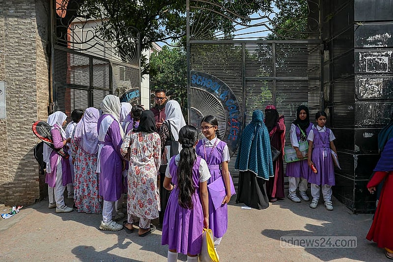 সরকারি মাধ্যমিক বিদ্যালয়ে শিক্ষকদের কর্মবিরতির কারণে স্থগিত হয়েছে বার্ষিক পরীক্ষা; কিন্তু তা জানতেন না অনেক অভিভাবক ও শিক্ষার্থী। সোমবার সকালে পরীক্ষা দিতে এসে স্কুলের ফটক থেকে ফিরে যেতে হয়েছে অনেককে