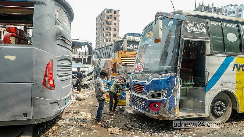 যাত্রাবাড়ীর সামাদ নগরের গ্যারাজে দূরপাল্লার নতুন বাস তৈরি ও মেরামতে ব্যাস্ত কর্মীরা