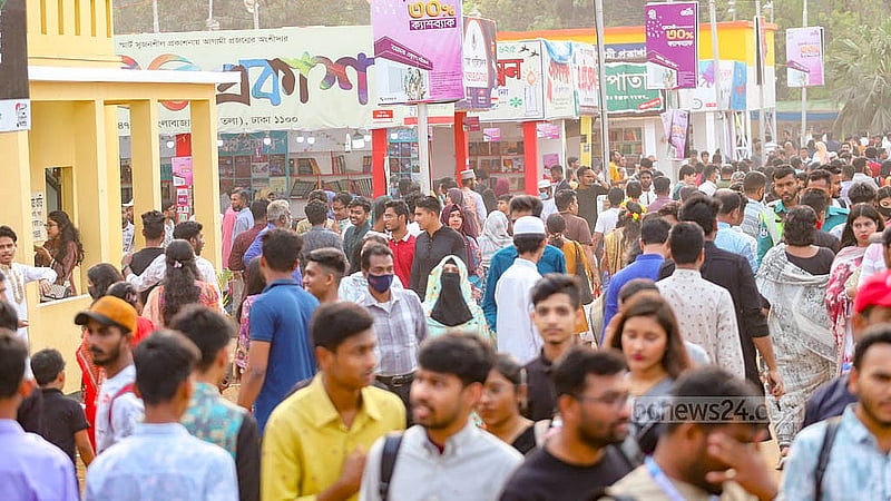 বইমেলার শেষ দিন শুক্রবার দর্শনার্থীদের ভিড় দেখা যায় সোহরাওয়ার্দী উদ্যানে। ছবি: আব্দুল্লাহ আল