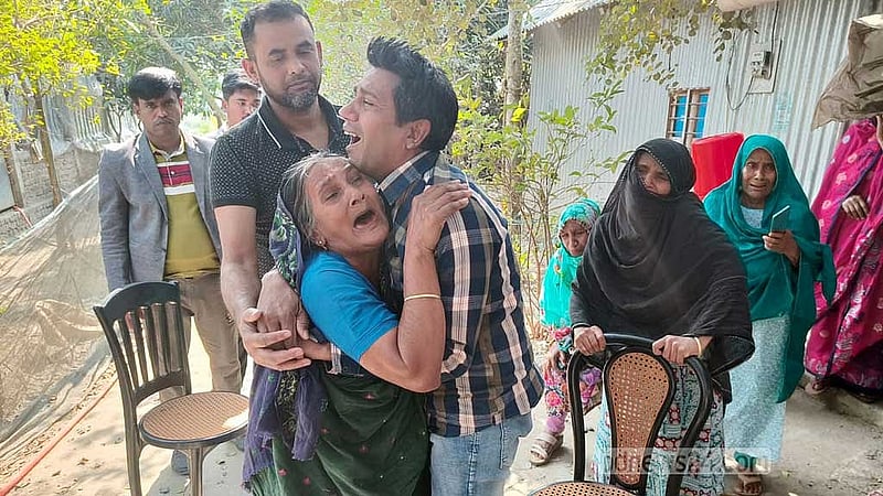 সাত্তার খন্দকারের মায়ের আহাজারি। 