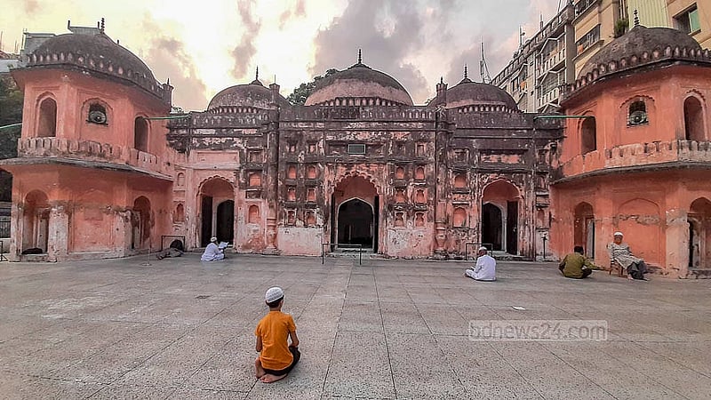 ঢাকার মোহাম্মদপুরে প্রায় ৩৫০ বছর আগে নির্মিত সাত গম্বুজ মসজিদটি এখনও জানান দিচ্ছে মুঘল আমলের নির্মাণশৈলী।  ছবি: আব্দুল্লাহ আল মমীন