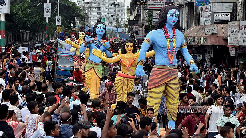 চট্টগ্রামের প্রবর্তক এলাকা থেকে রোববার সনাতন ধর্মাবলম্বীরা শ্রী শ্রী জগন্নাথ দেবের রথযাত্রা বের করে শহরের বিভিন্ন এলাকা প্রদক্ষিণ করেন। ছবি: সুমন বাবু